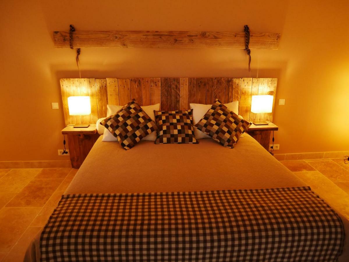 Bed and Breakfast Mas Du Grand Bordes Saint-Laurent-dʼAigouze Exteriér fotografie